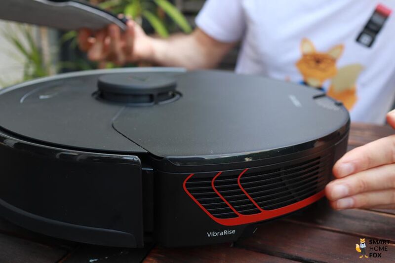 Rote Designelemente des Roborock S7 MaxV sind in der Nahaufnahme zu sehen